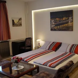Sinko - Free Garage Parking, Central, 2 Bedrooms 4 Single Beds, Flexi Check-out Budapest